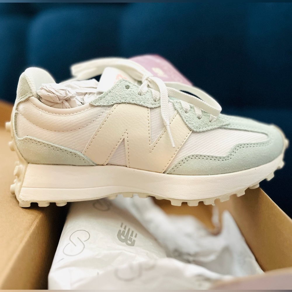 New Balance 327 Casual Women's Sneakers Shoes White Light Mint size 6.5 NEW
